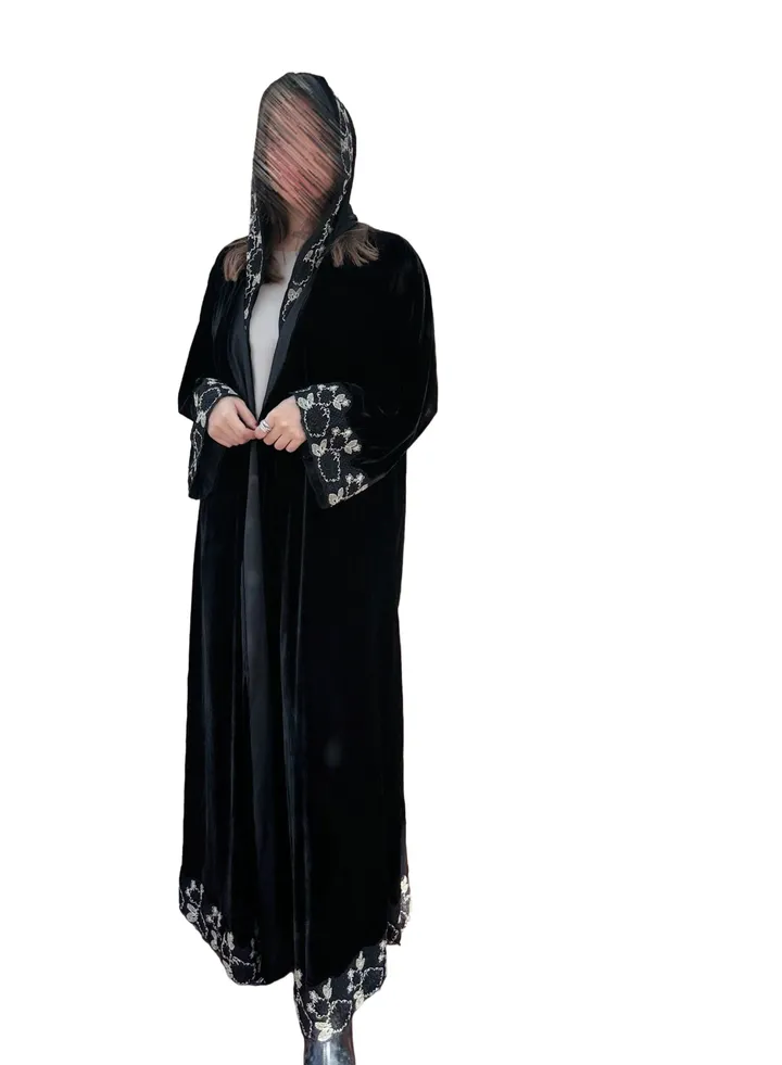 Distinctive abaya