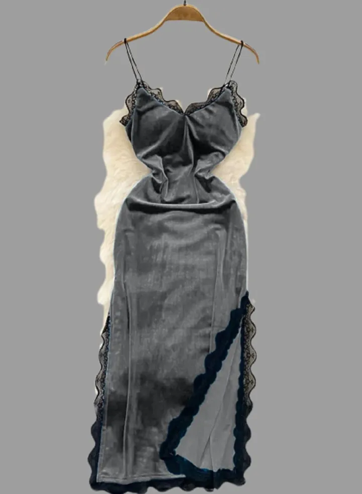 Long women's sleepwear with side slits, made of velvet with lace edges