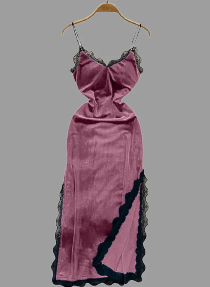 Long women's sleepwear with side slits, made of velvet with lace edges