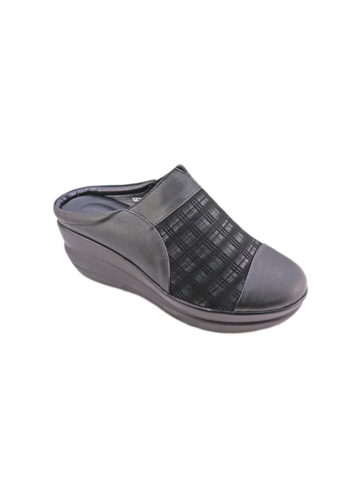 Elegant Ladies Clogs Black