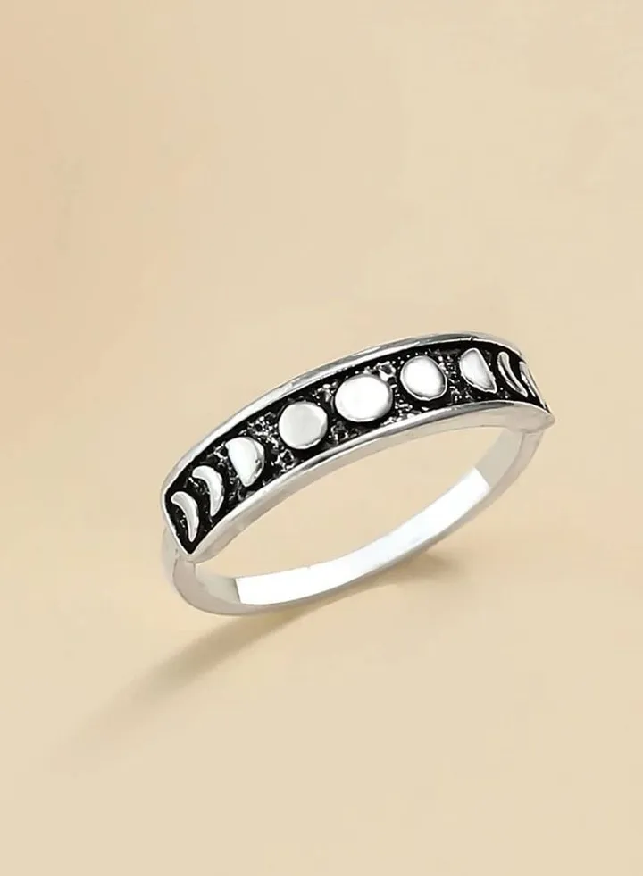 Elegant women's ring with moon phases design