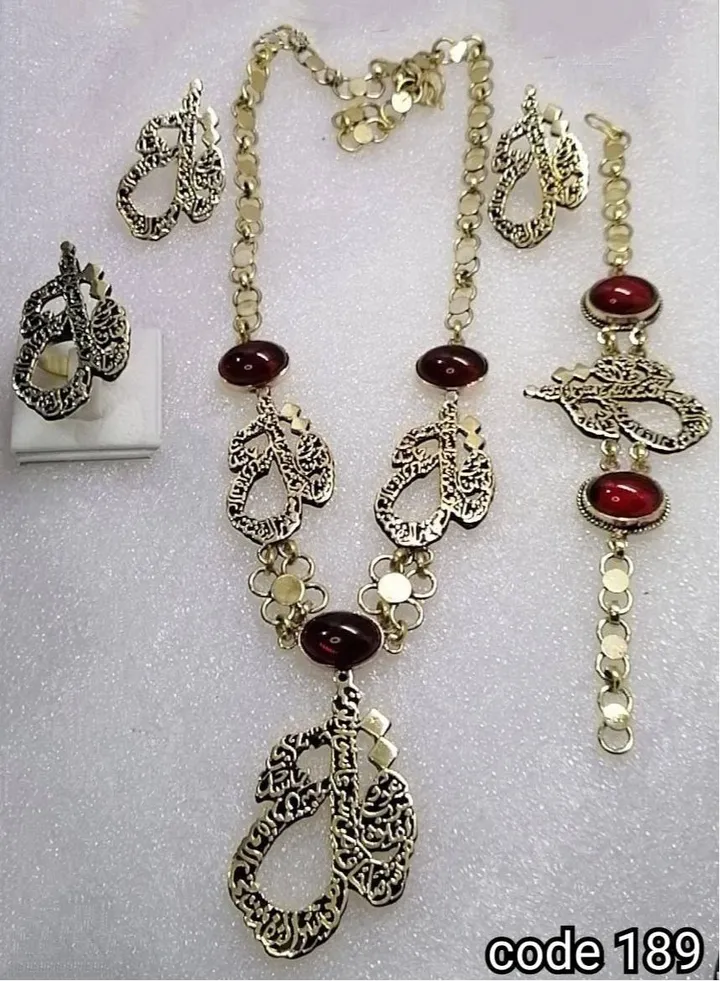 A full women's set of pure copper decorated with natural agate stones. Necklace set