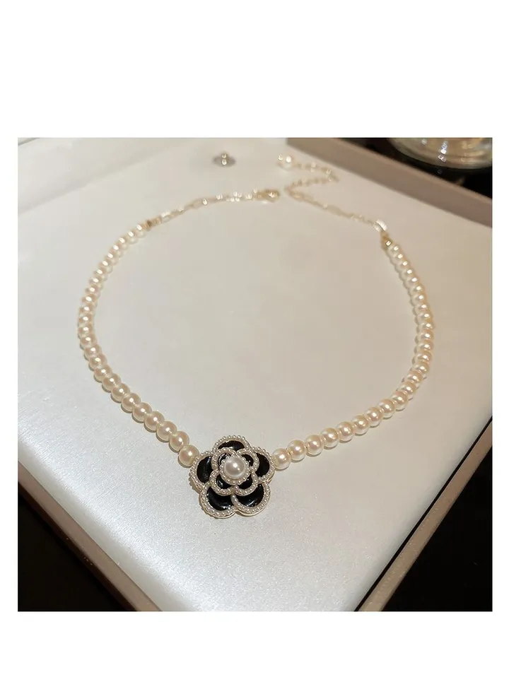 Pearl flower necklace