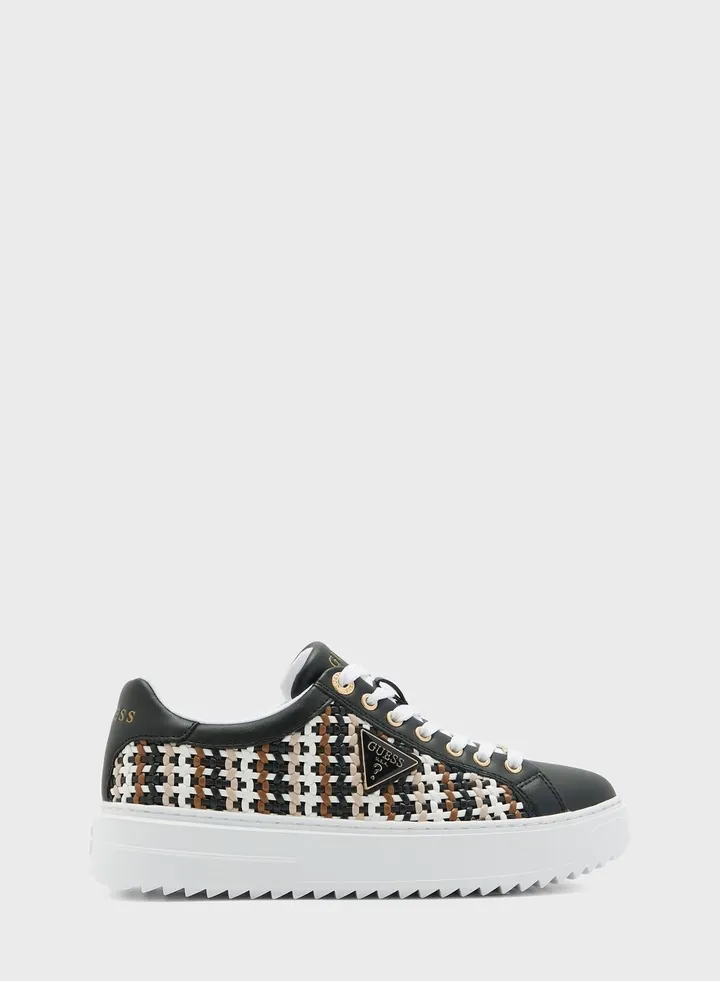 Detwist Low-Top Sneakers