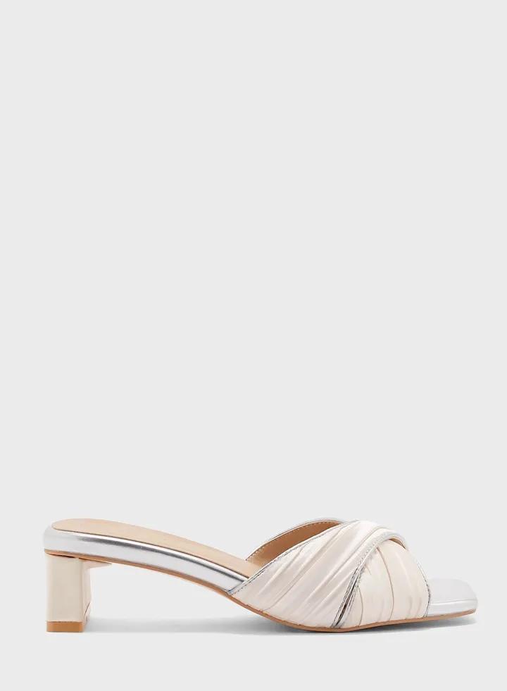 V Detail Metallic Trim Sandals