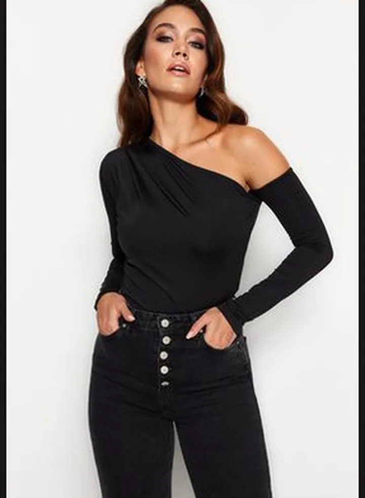 Black Asymmetrical Collar Long Sleeved Flexible Knitted Bodysuit TWOAW22BD0080