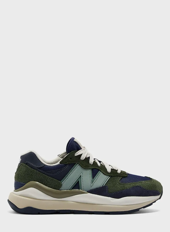 5740 Sneakers