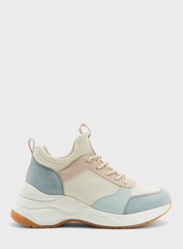 Kralove Low Top Sneakers