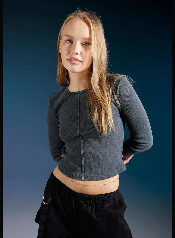 Woman Knitted Long Sleeve T-Shirt