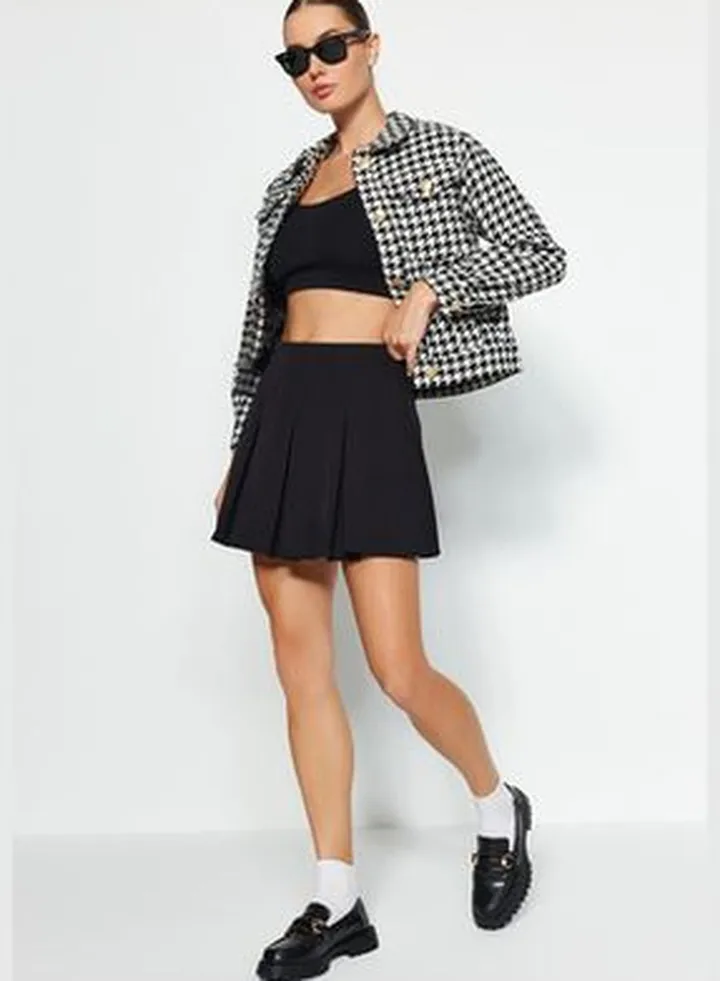 Black Pleated Woven Short Skirt TWOAW24SR00006