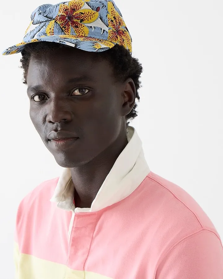 Five-panel cap in floral print seersucker