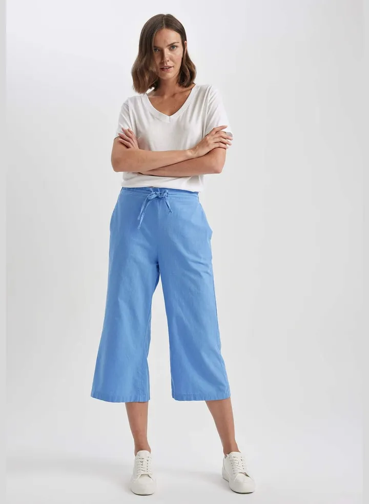 Woman Woven Capri