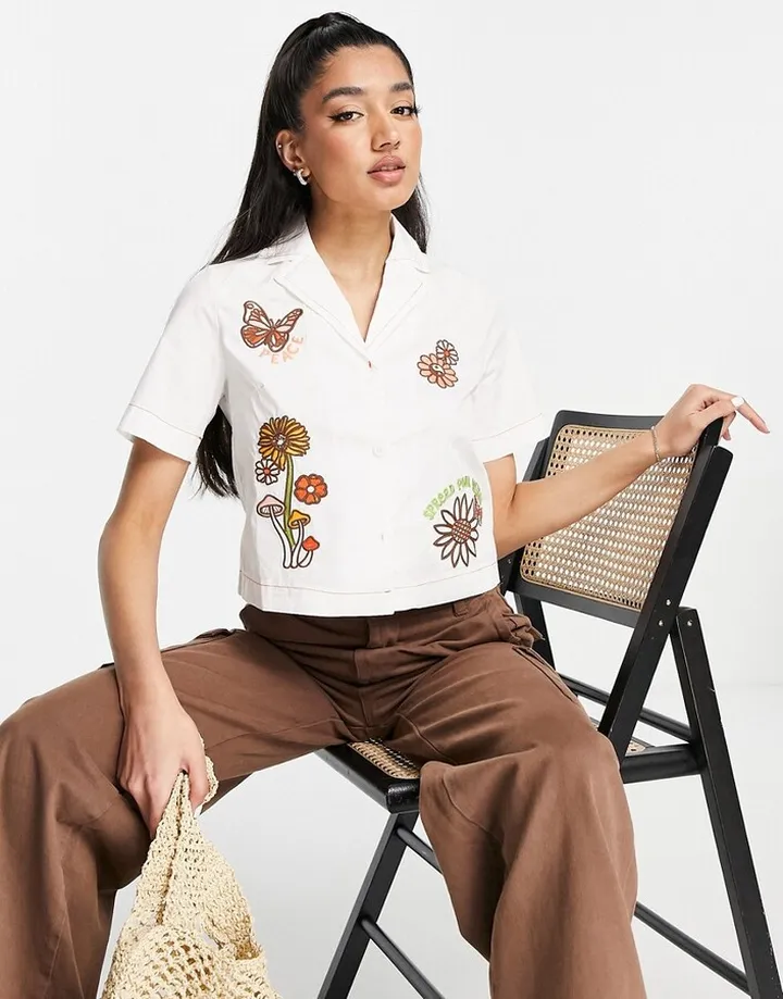 Glamorous boxy white shirt with retro embroidery