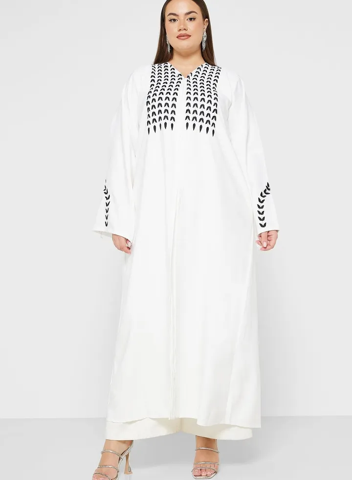 Detailed Front Abaya