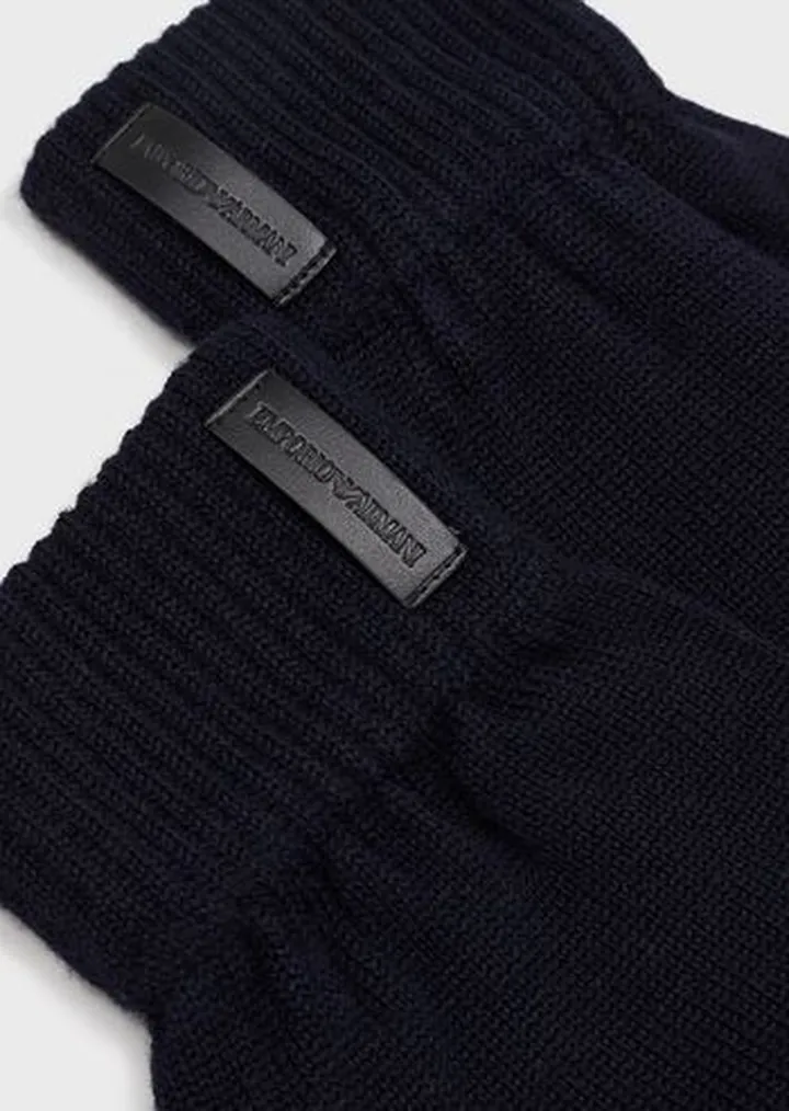 Knitted virgin wool gloves