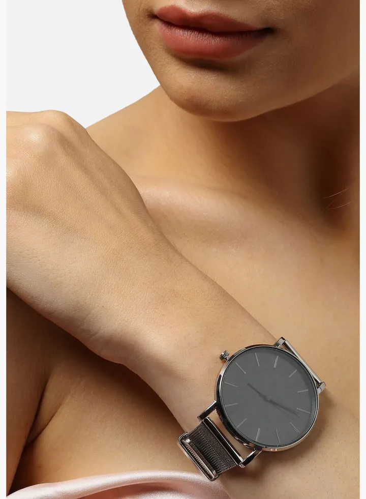 Mesh Strap Analog Watch