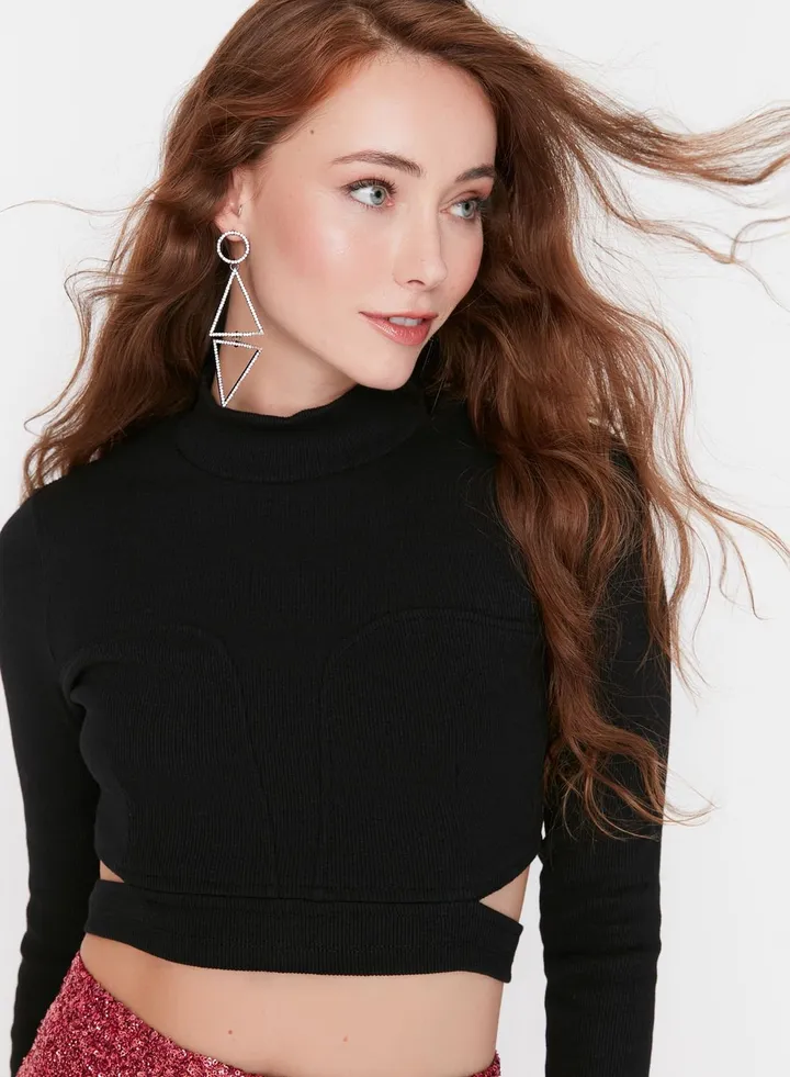 Cut Out Detail Crop Top