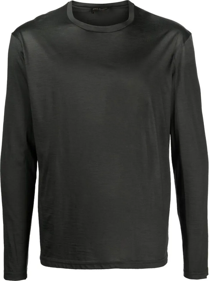 long-sleeved T-shirt