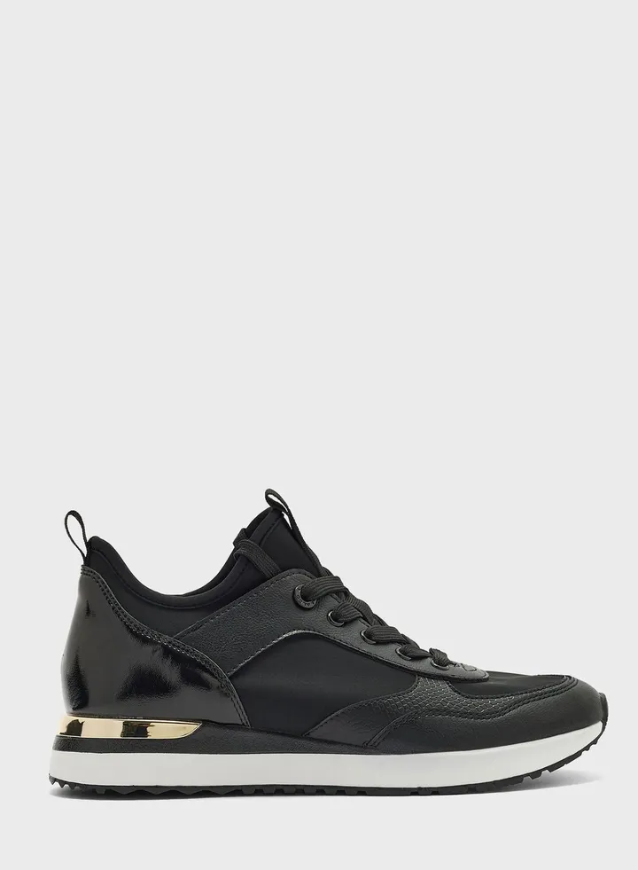Courtana Low Top Sneakers