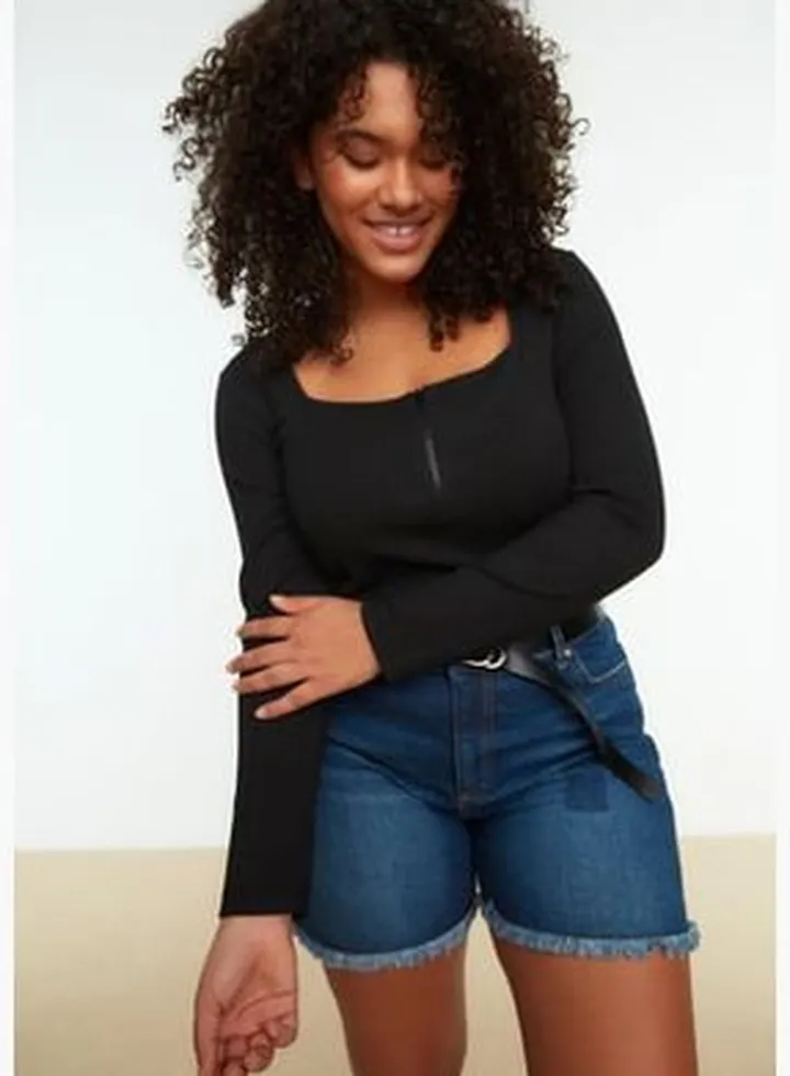 Black Square Collar Zippered Knitted Blouse TBBSS22AF0027