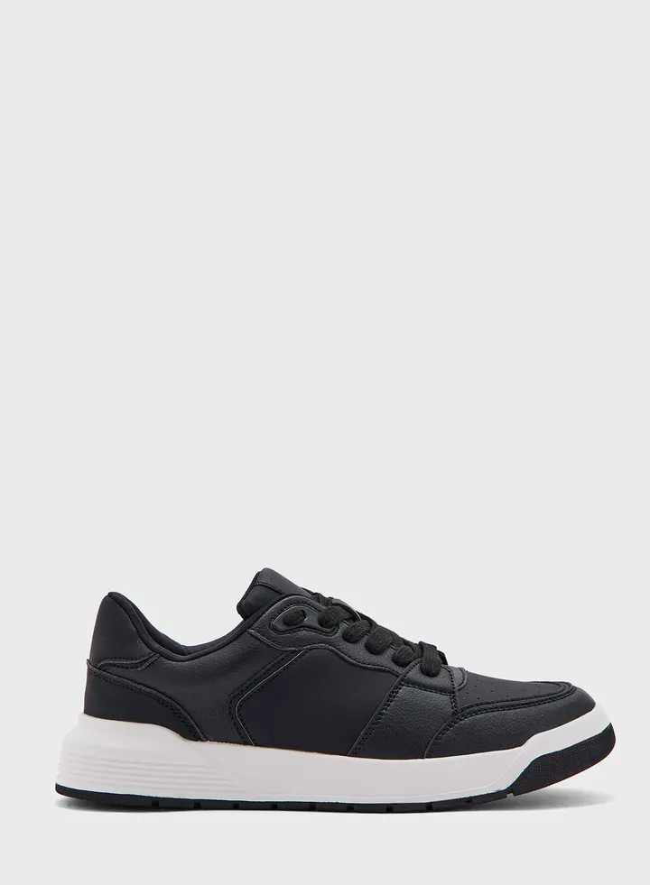 Breezey Low Top Sneakers