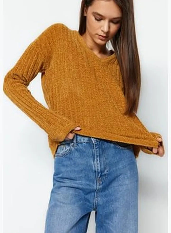 Mustard V-Neck Knitwear Sweater TWOAW24KZ00156