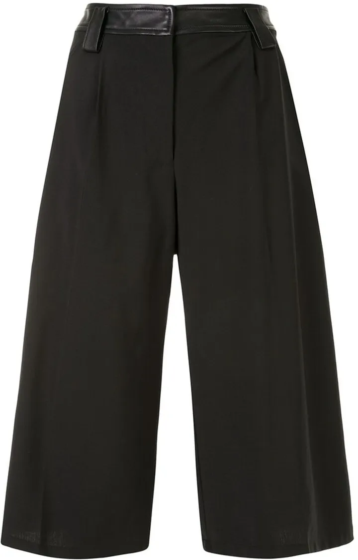 Leather Waistband Knee-Length Shorts