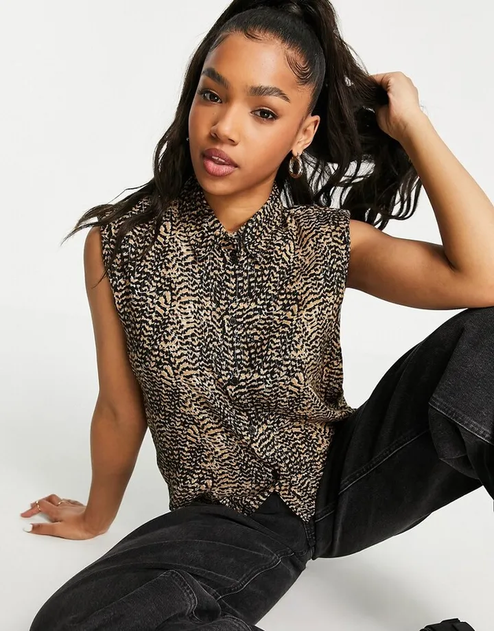 Pieces sleeveless layering shirt in animal print
