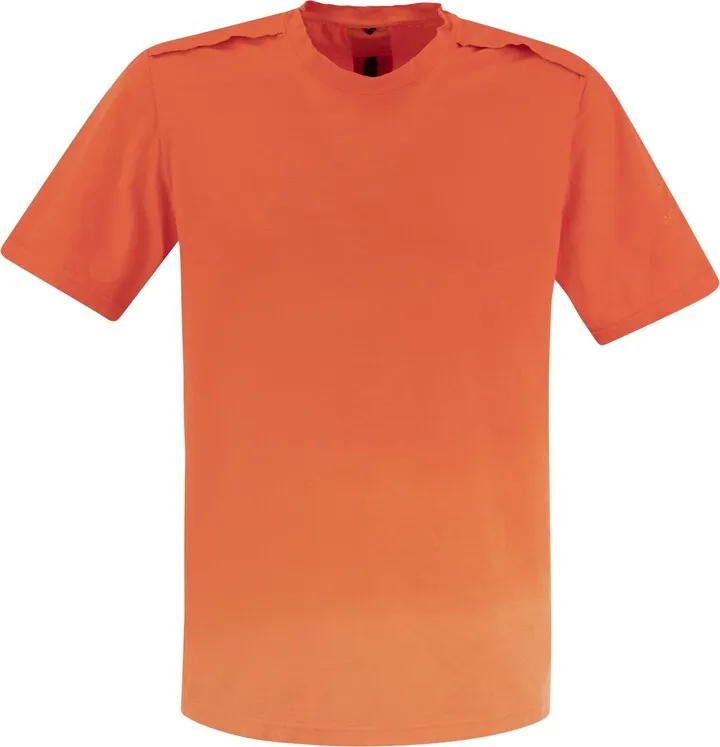 Cotton T-shirt in a minimalist design with a regular fit. The crew-neck model is enriched by the embroidered logo.