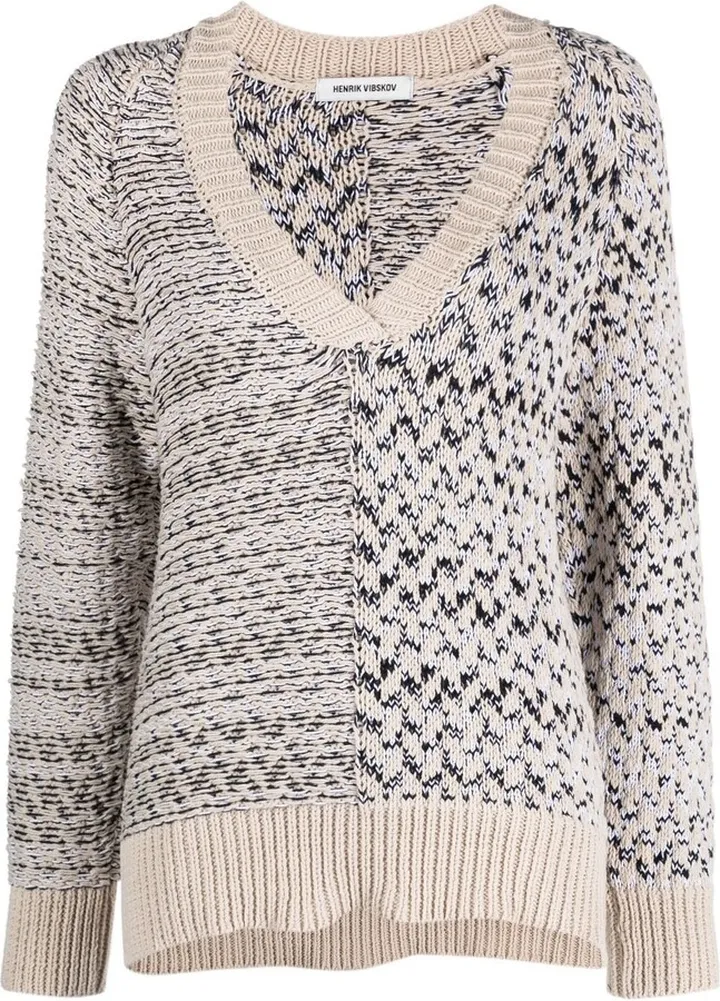 V-neck long-sleeved jumper