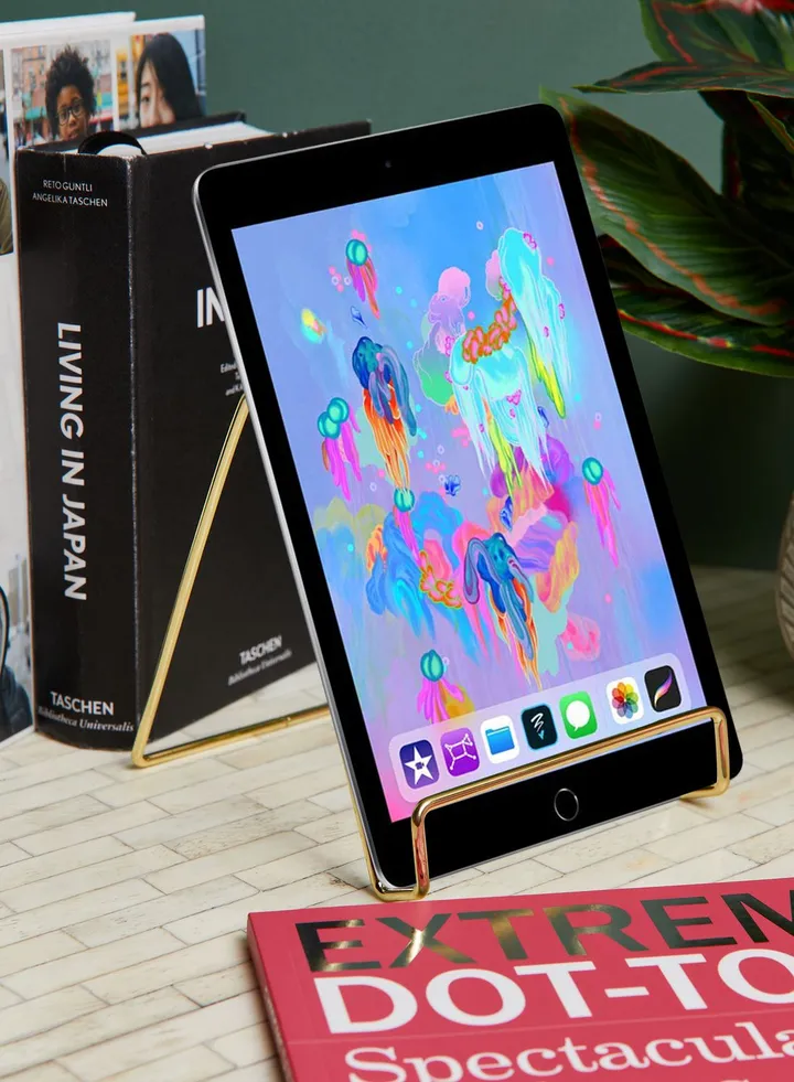 Gold Wire Tablet Holder