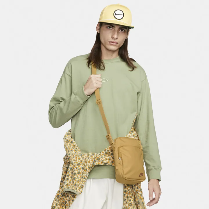 Nike Unisex Heritage Crossbody Bag (4L) in Brown