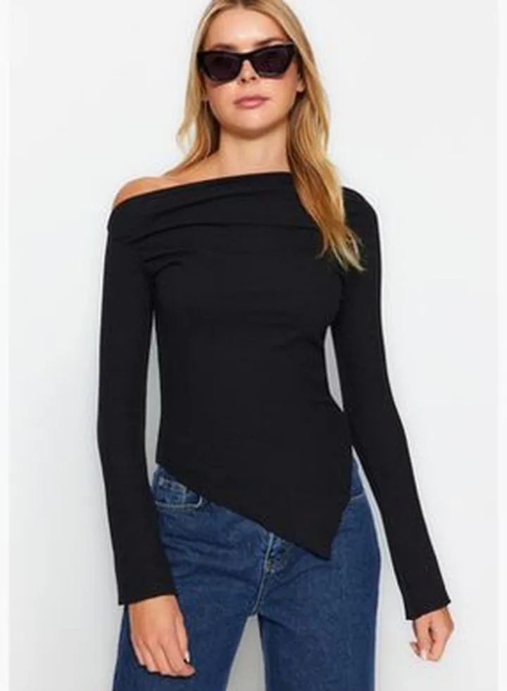 Black Draped Boat Neck Asymmetrical Knitted Blouse TWOAW24BZ00393