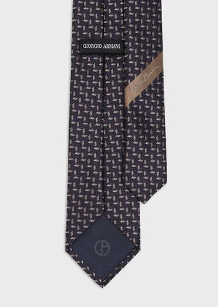 Silk tie with geometric jacquard motif