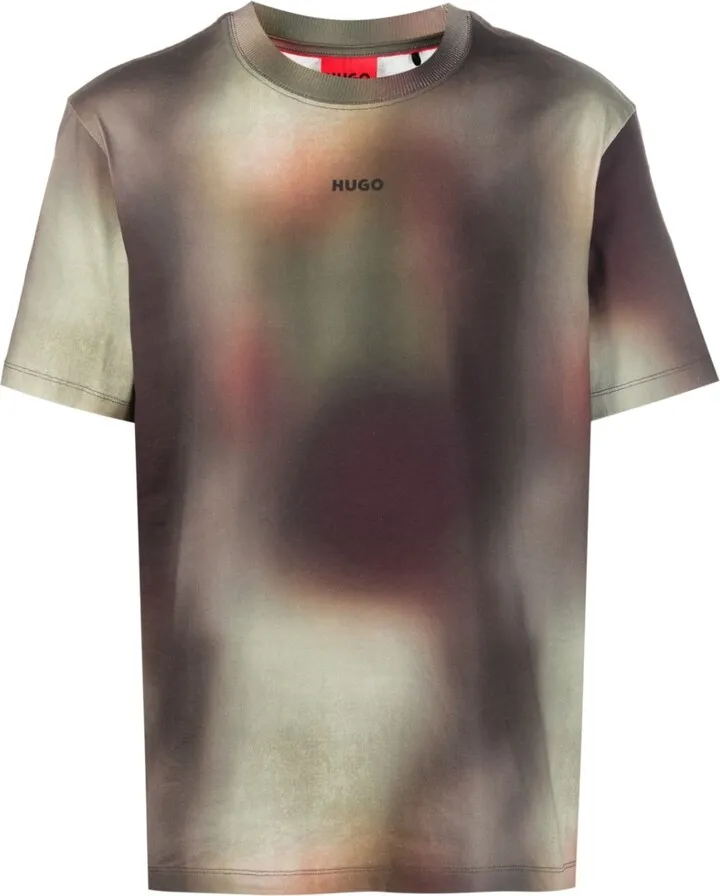 camouflage-print T-shirt