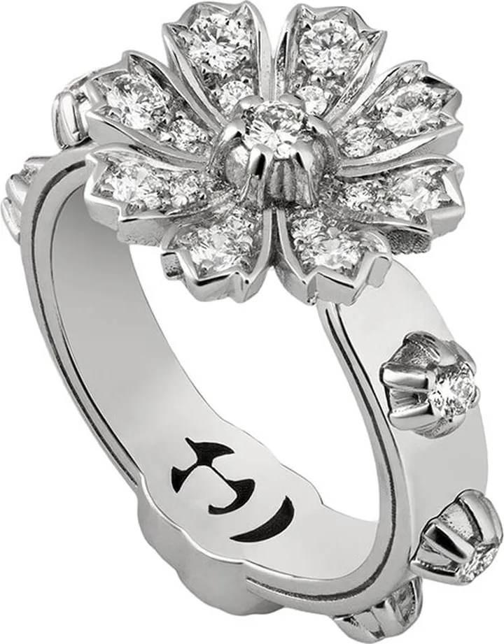 Ring with flower and diamonds
