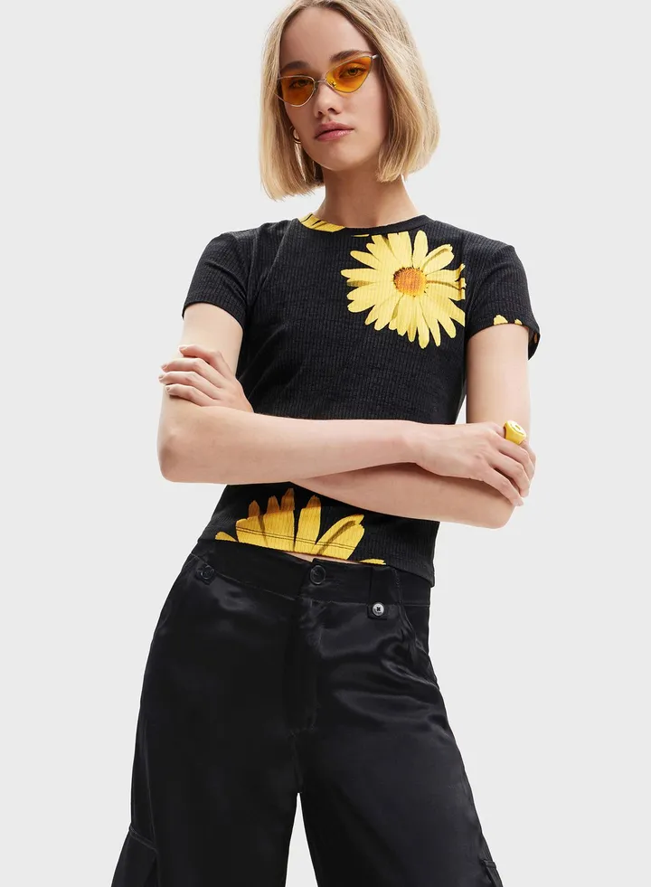 Ribbed Crew Neck Graphic T-Shirt