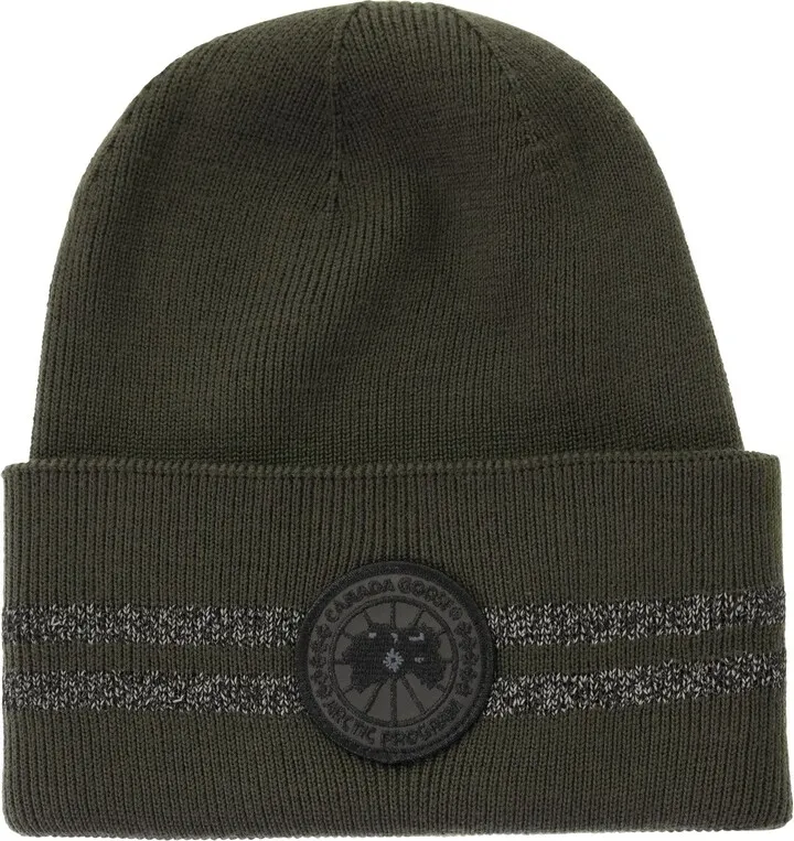 Tackle the harsh winter climate with a double layer of extra-fine Italian merino wool that is both insulating and breathable. Characteristic double-striped reflective details around the cuff add visibility in low-light conditions.