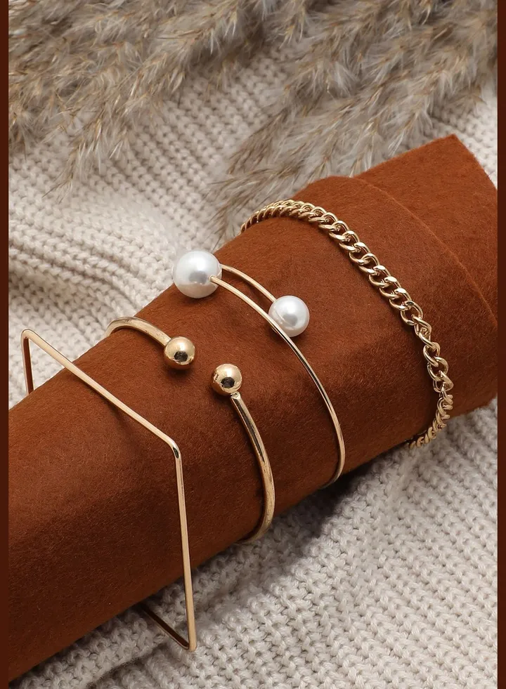 Set of 4 Gold Plated Pearls Bracelet
