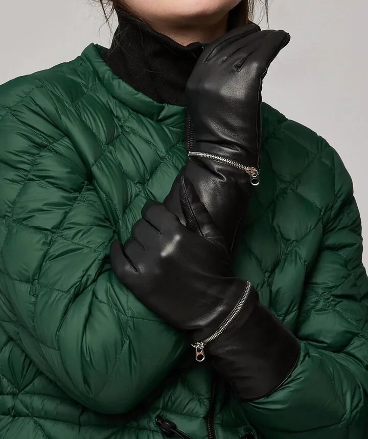 Demy Gloves in Black