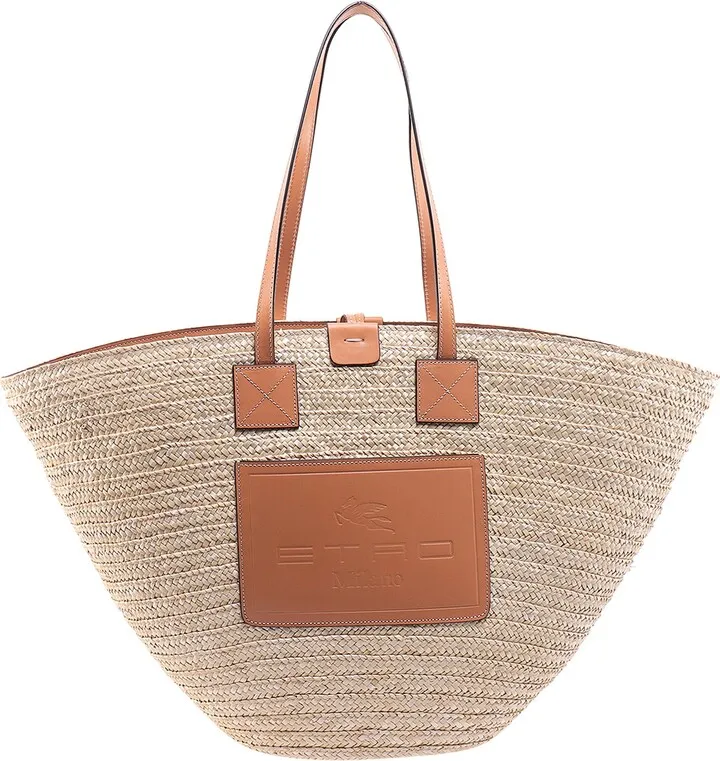 Straw shoulder bag with frontal logo patch