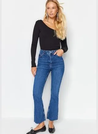 Dark Blue High Waist Crop Flare Jeans TWOAW21JE0159