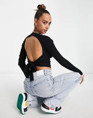 Miss Selfrige open back long sleeve ribbed top in black