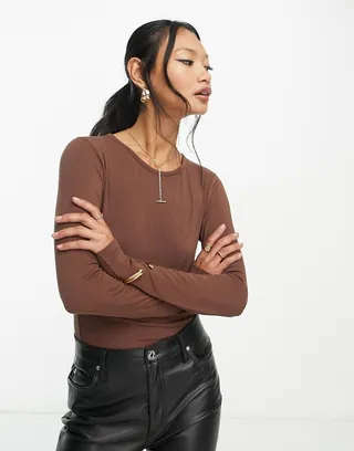 ASOS DESIGN fine knit long sleeve crew neck in chocolate