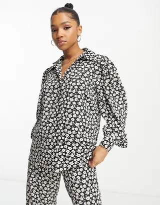Pieces sabine shirt in black and white flower print