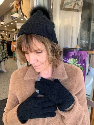 Cashmere Luxe Cable Gloves in Black