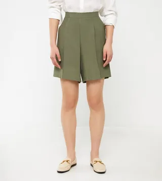 Solid Elastic Waist Regular Fit Shorts