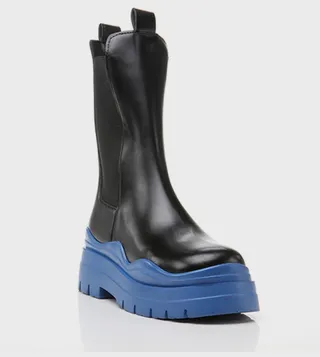 Contrast Detail Chelsea Boots