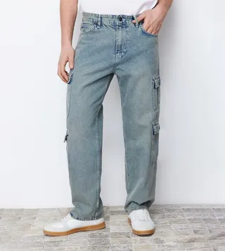 Mid Rise Wide Cut Jeans With Cargo Pockets