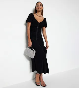 Solid Sweetheart Neck Ruched Midi Dress